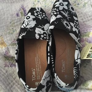 Toms women’s shoes